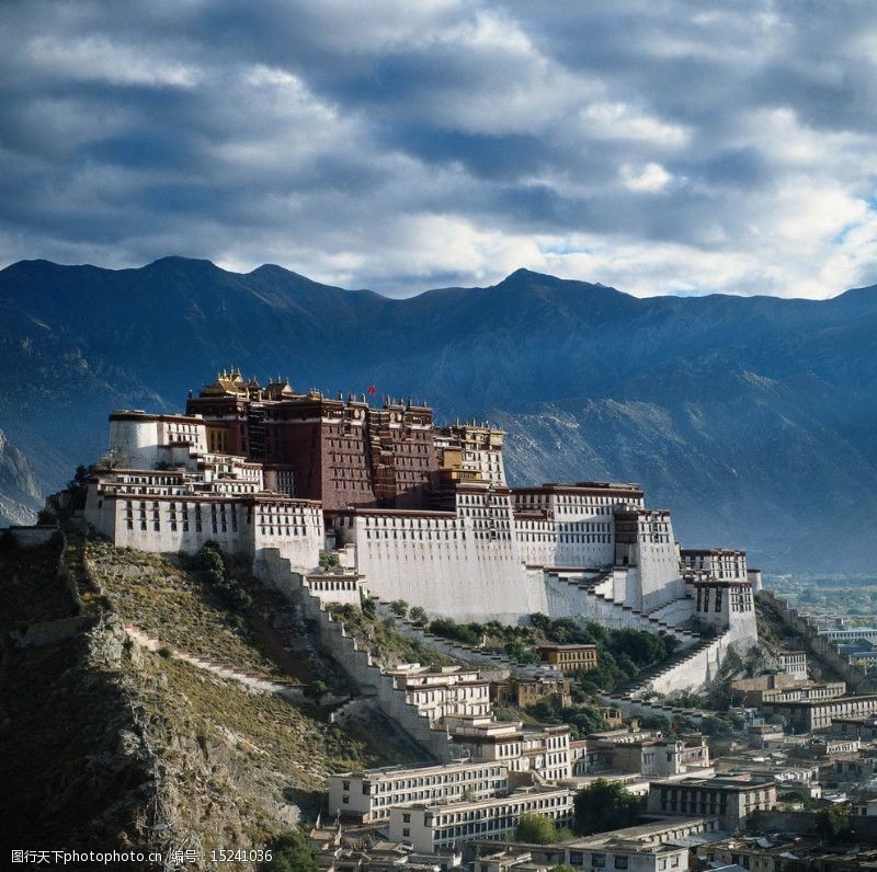旅游圣地傍晚的西藏布达拉宫图片