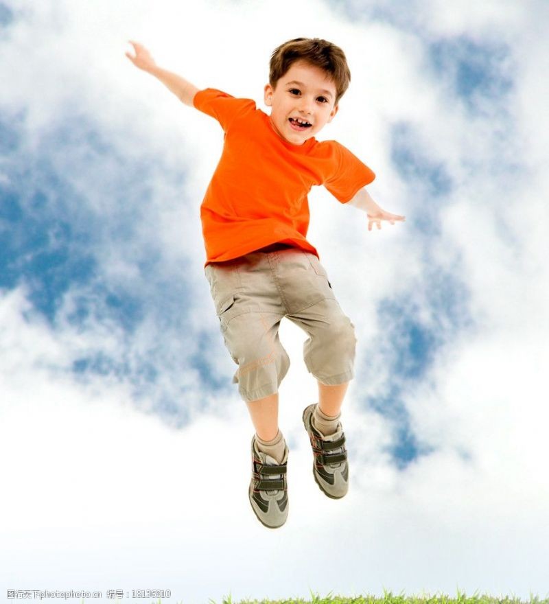 运动跃动小男孩跳跃跳动运动高兴开心小孩图片