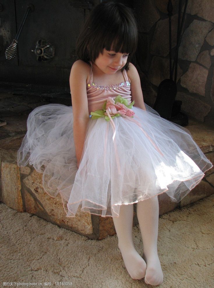 害羞女人穿公主裙的漂亮小姑娘图片