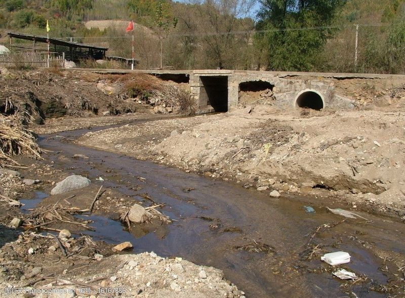 泥石流旧桥河流图片