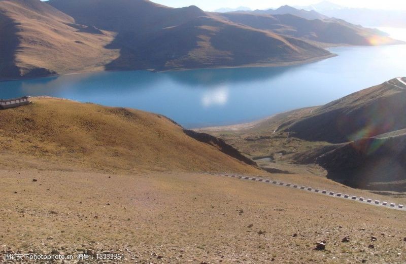 西藏旅行平静湖水图片