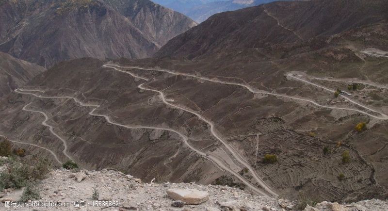 西藏旅行崎岖山路图片