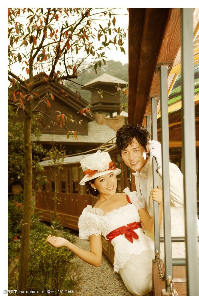 火车摄影浪漫婚纱图片