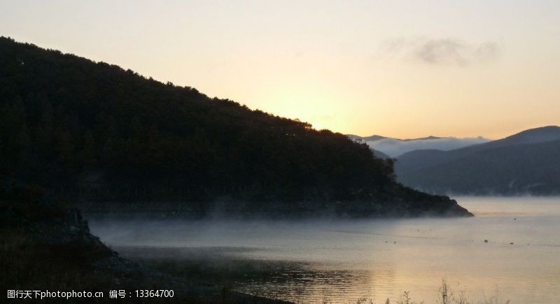 晨雾松花湖秋天的早晨图片