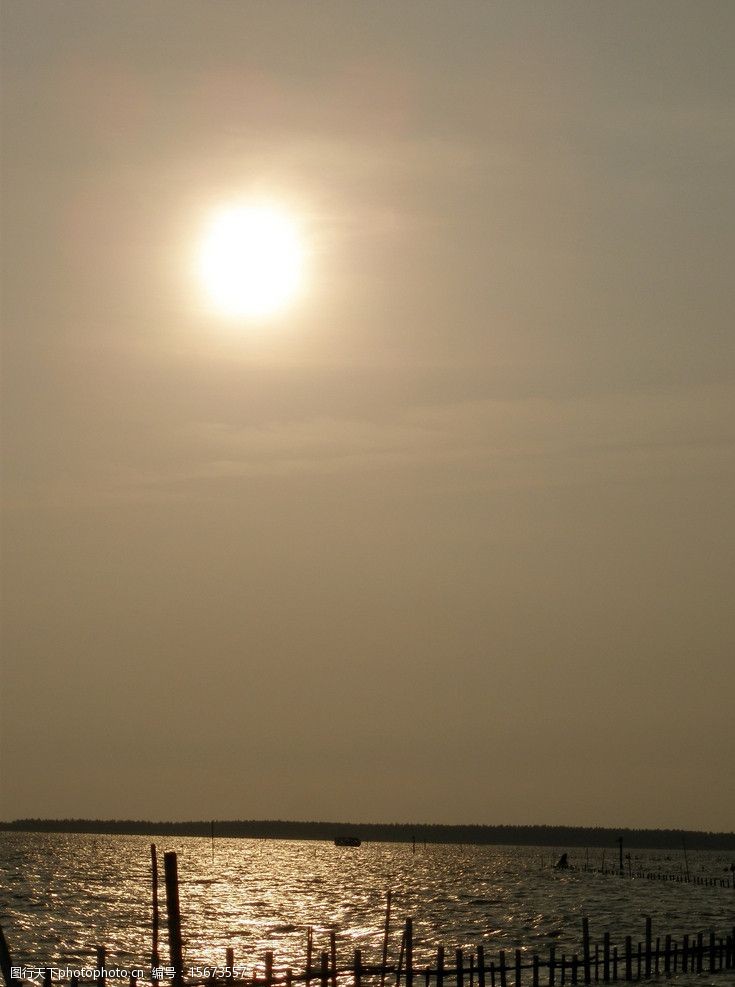 雲彩潟湖的夕日图片