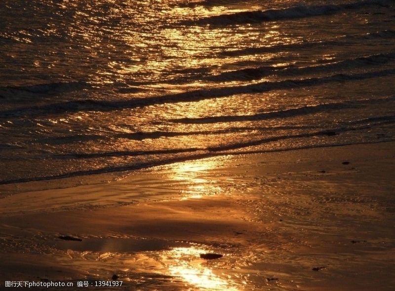 青岛夕阳夕阳下的海边图片