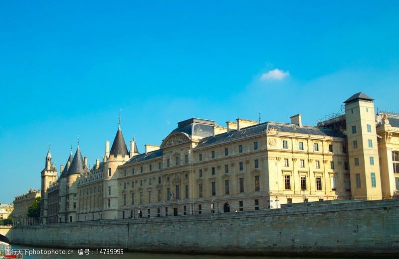 亮點巴黎塞納河邊的建築图片