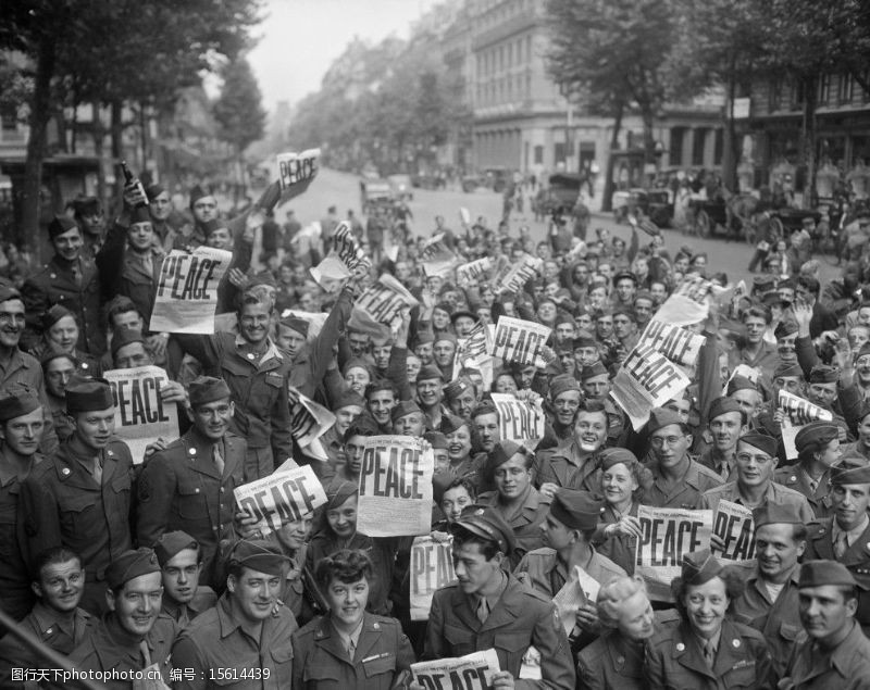 盟军在巴黎庆祝日本投降图片