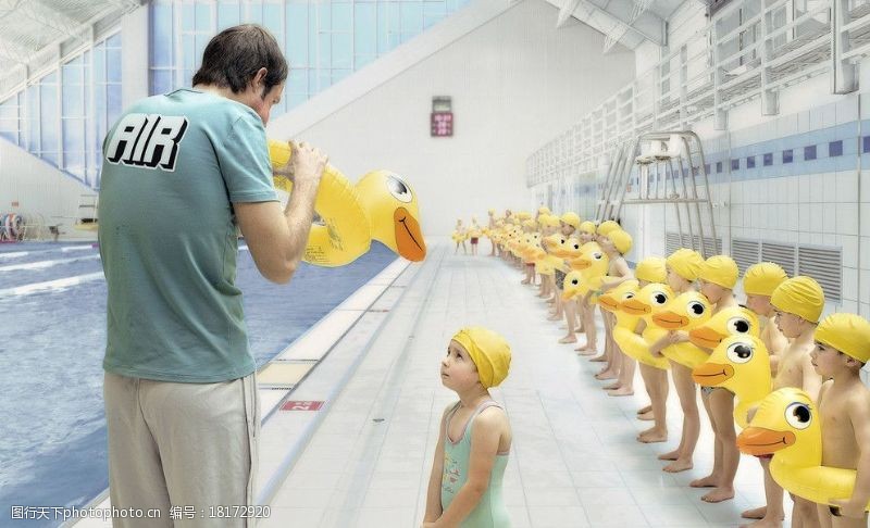 排队小人黄色小鸭子与儿童图片