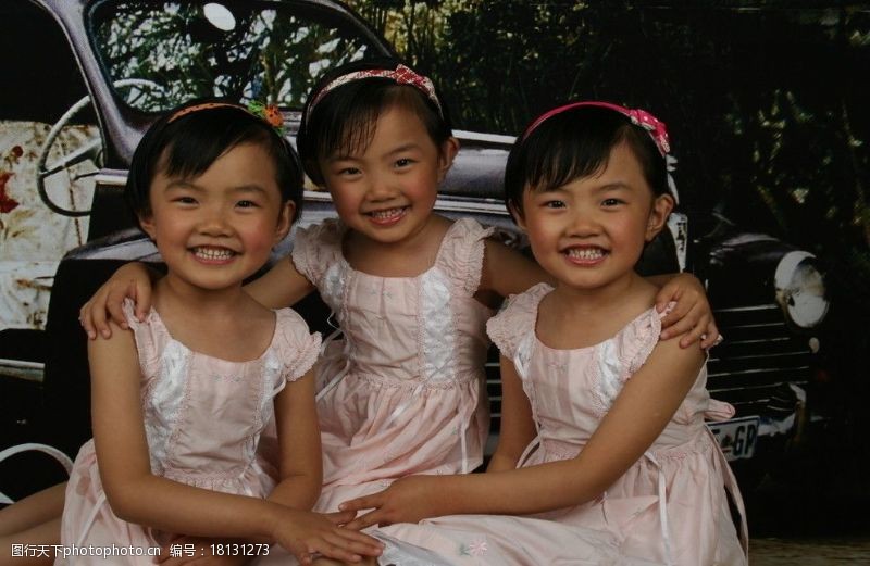 三姐妹三胞胎姐妹图片