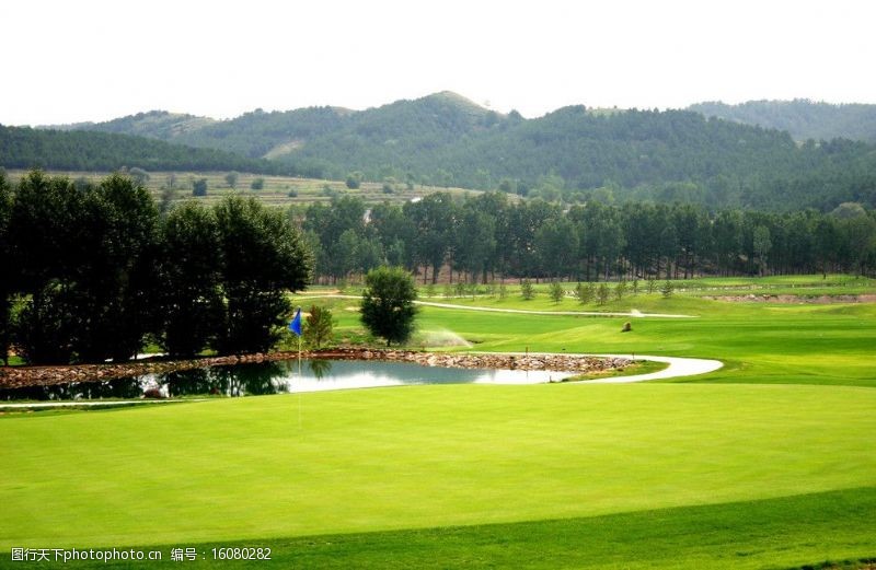 高尔夫球山野美景图片