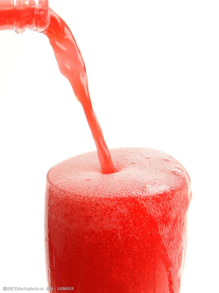 草莓汁液红色汽水图片
