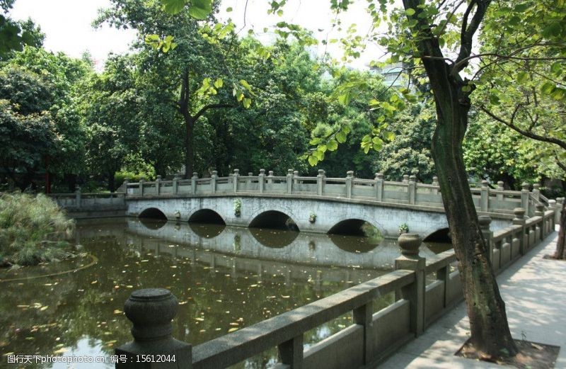 革命烈士中山公园拱桥图片