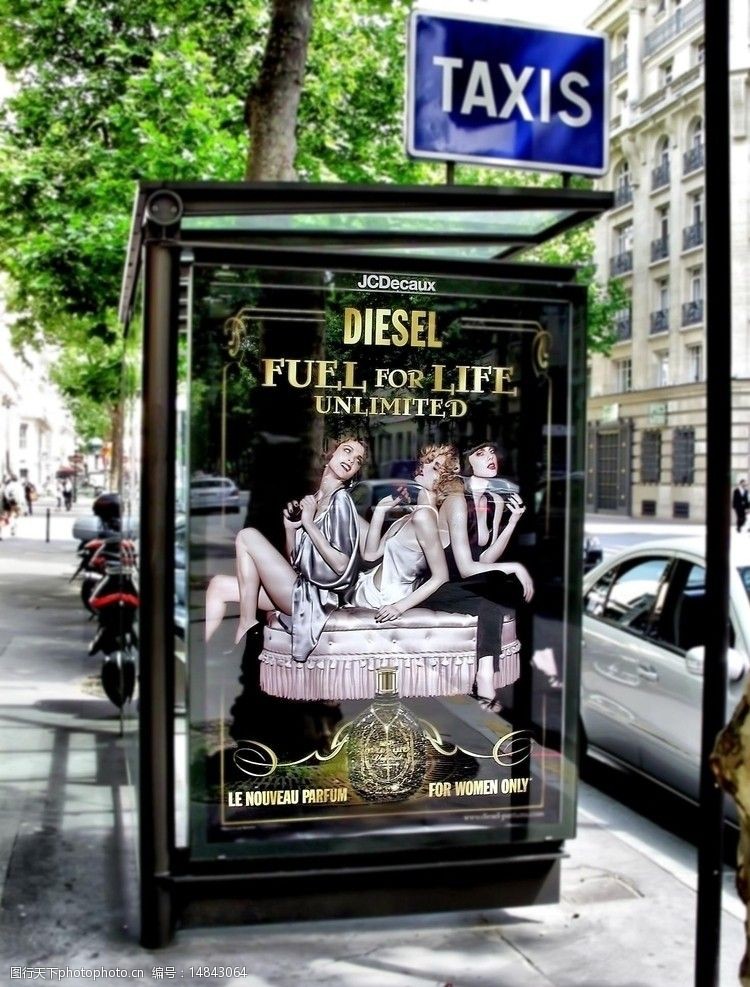 大棚巴黎街上的亭子图片