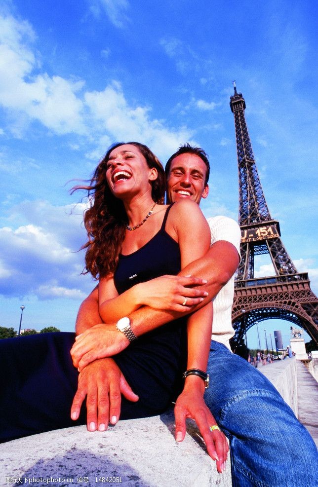 巴黎铁塔铁塔下的情侣图片