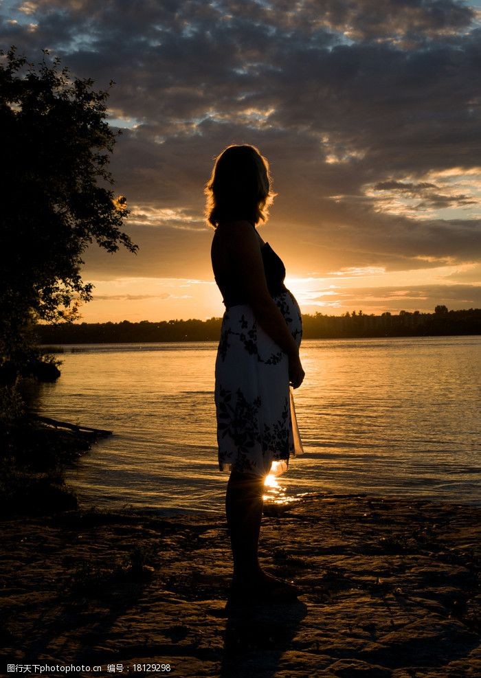 妇幼夕阳下的孕妇图片
