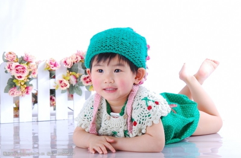 开心笑容穿绿裙的宝宝