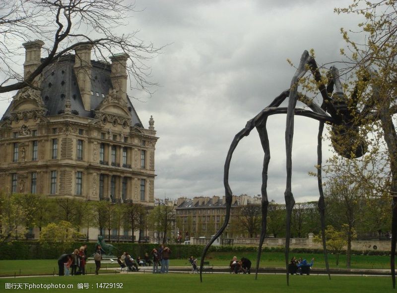 型车辆巴黎街头的建筑和雕塑图片