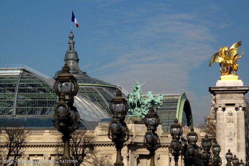 绿洲巴黎亚历山大三世桥边的巴黎美术馆图片