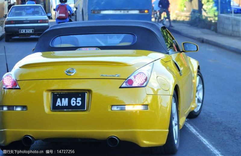 印度洋毛里求斯路易港街上的黄色日产跑车图片