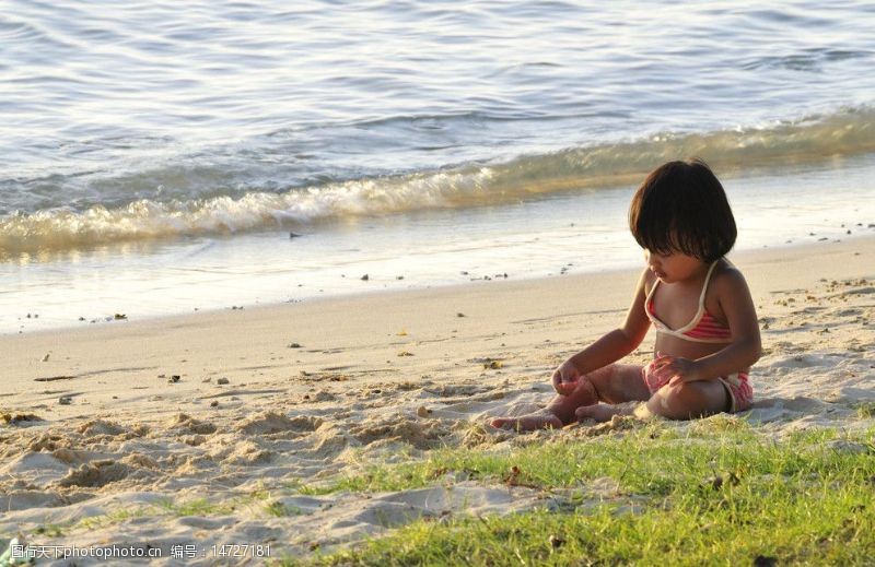 印度洋毛里求斯路易港海边沙滩上的小女孩图片