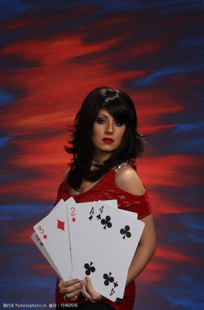 魔术大师拿着大型扑克的美女魔术师图片