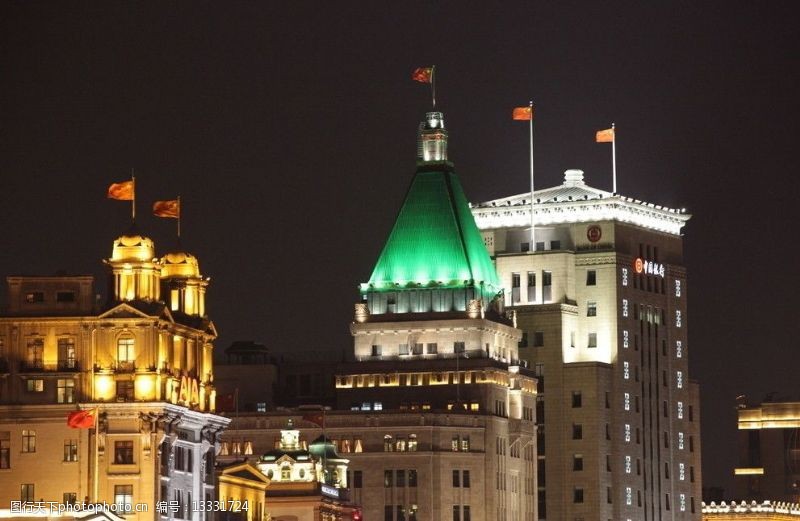 红星照耀中国上海外滩和平饭店中国银行夜景图片