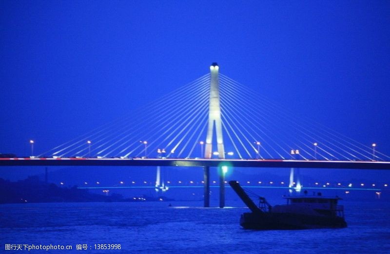 宽阔跨江大桥夜景摄影图片