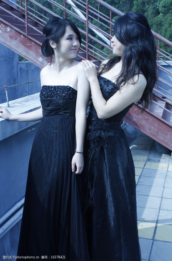 两个女人穿黑色连衣裙的女人图片