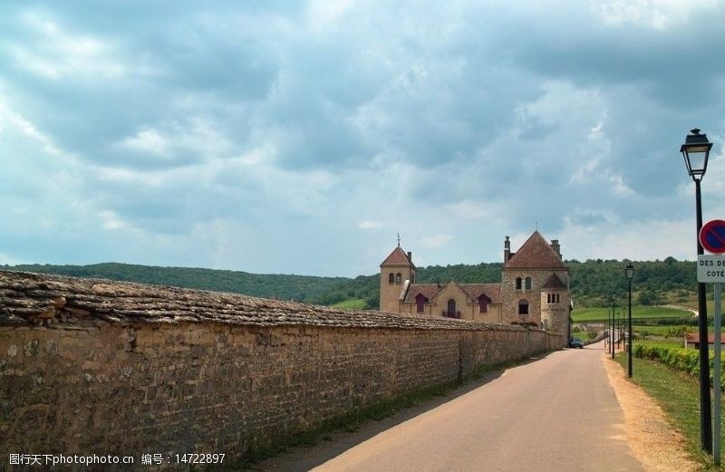 魅蓝法国第戎葡萄园里的道路及城堡图片