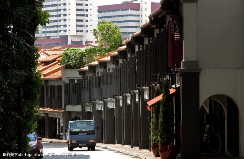 型车辆新加坡高楼前的小街图片