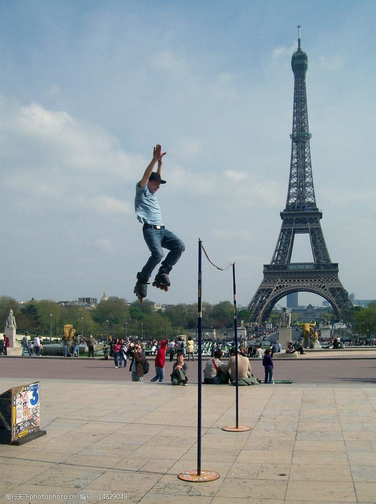 溜冰场巴黎埃菲尔铁塔广场上的挑战者图片