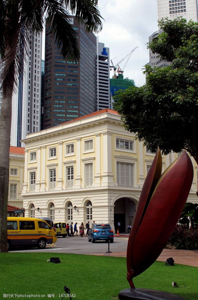 型车辆新加坡城市建筑和街头雕塑图片