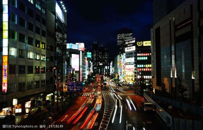 樱花之旅东京新宿夜晚的街景图片