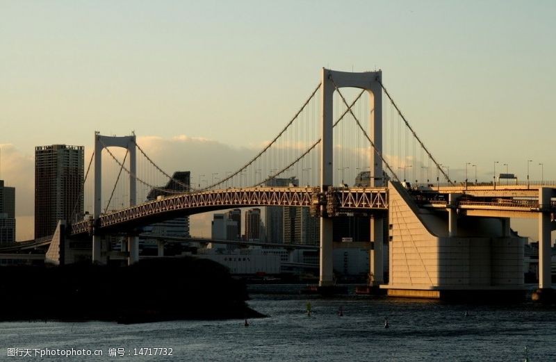 船只东京彩虹桥的黄昏图片
