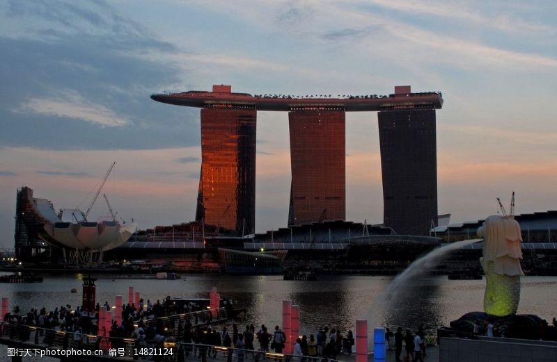 护栏柱新加坡滨海湾的暮色图片