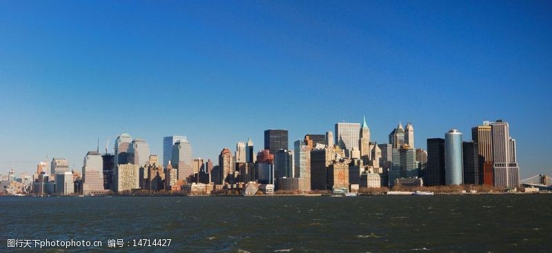 船只纽约隔河眺望曼哈顿岛图片