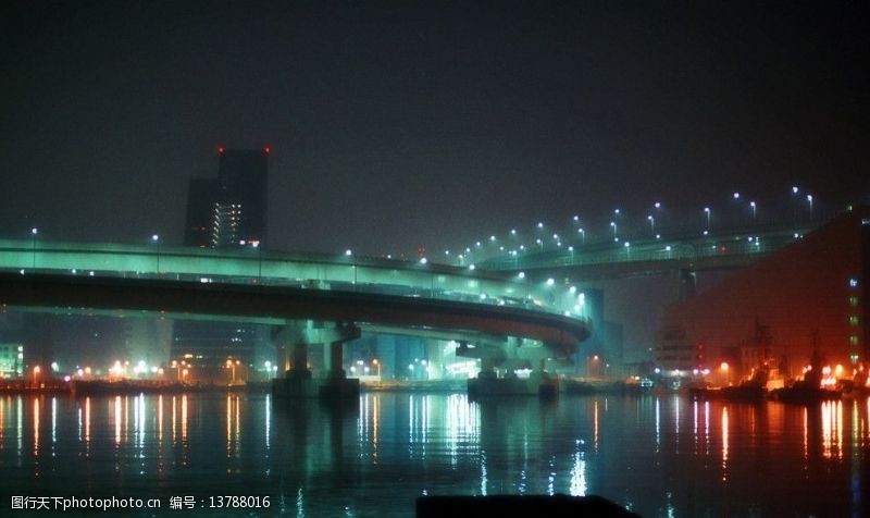 船只上海深夜的码头图片