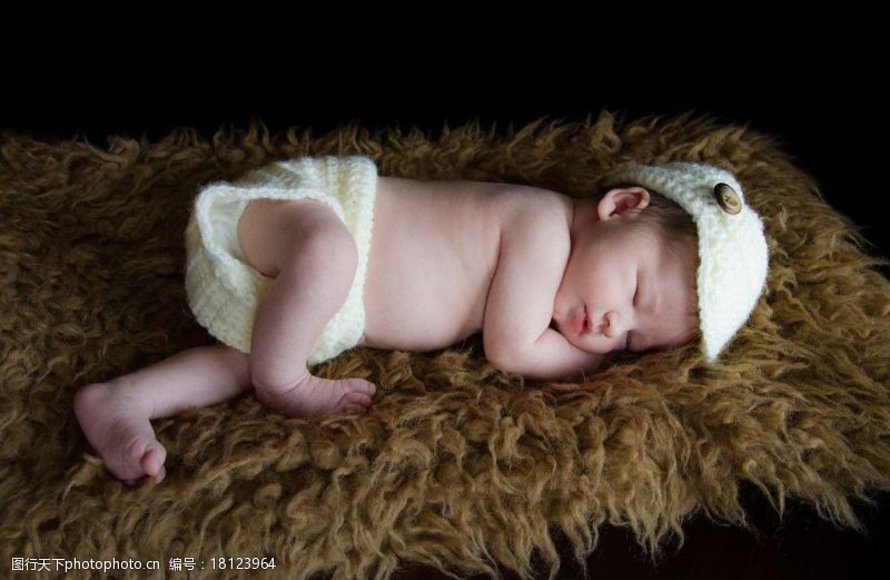 婴儿般睡在毛毯上的婴儿图片