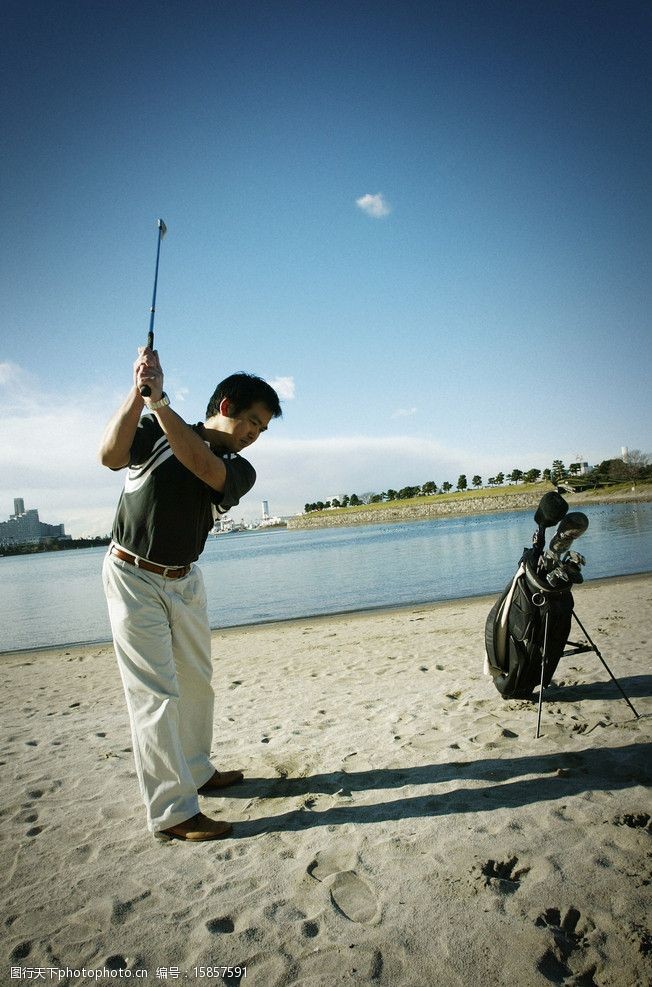 高尔夫人物打高尔夫球的男人图片