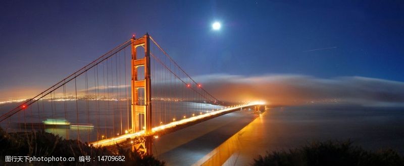 船只旧金山夜色下的金门大桥图片