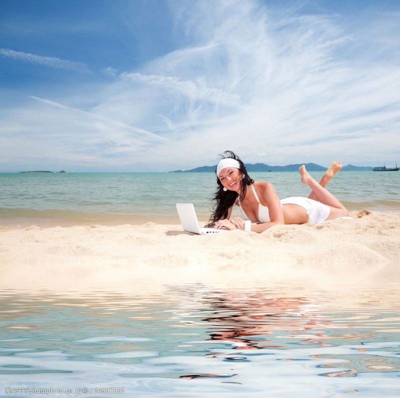 假日休闲女性沙滩上的美女图片