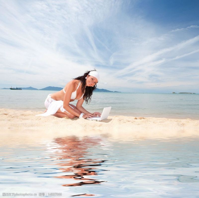 假日休闲女性沙滩上的美女图片