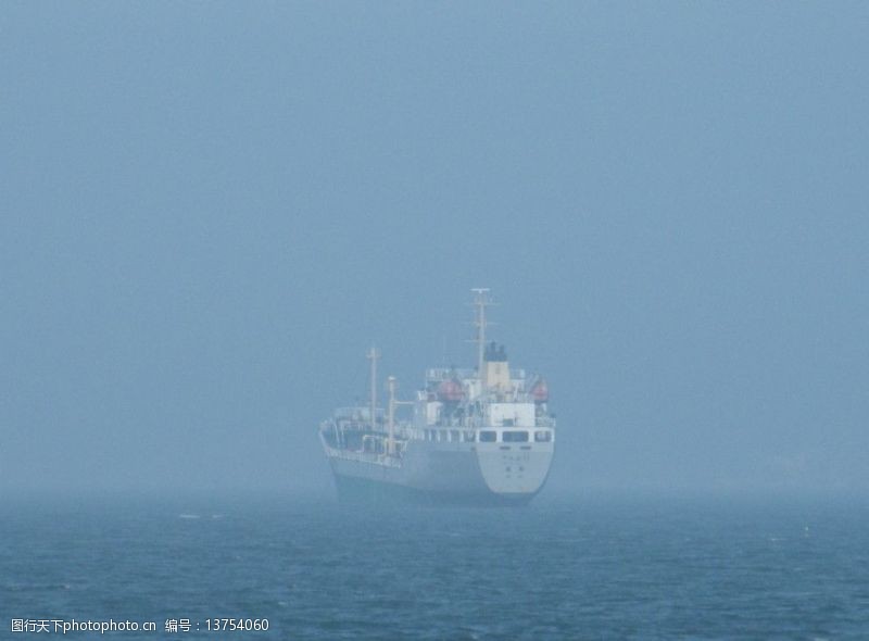 船只浓雾中的航船图片