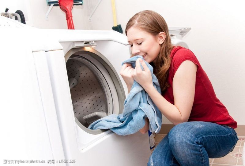 日常服务洗衣服的女孩图片