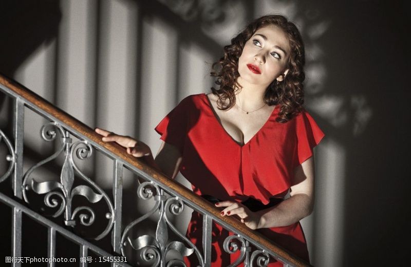 扶手栏杆站在楼梯上手扶栏杆穿红色上衣的美女图片