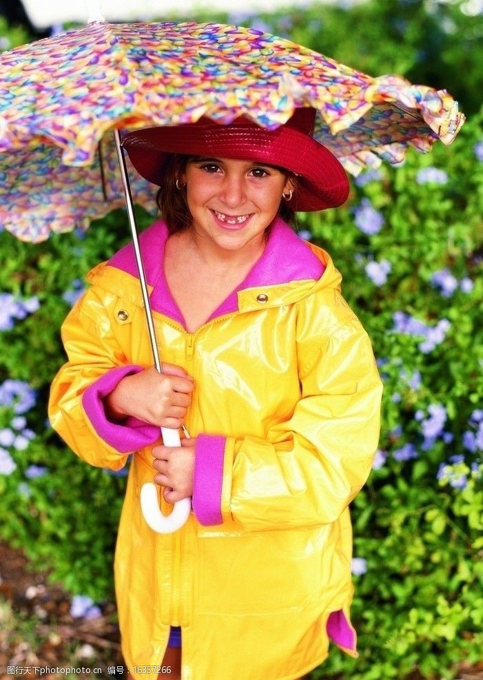 红伞小女孩黄衣服举伞图片